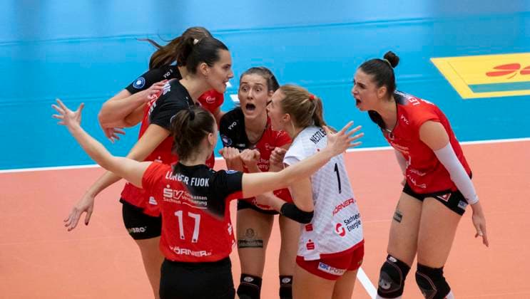 14.12.2024, Dresden jubelt, Mitte Dresdens Sarah Straube, Volleyball, 1. Bundesliga, Dresdner SC - VC Wiesbaden 3:1. c Dresden