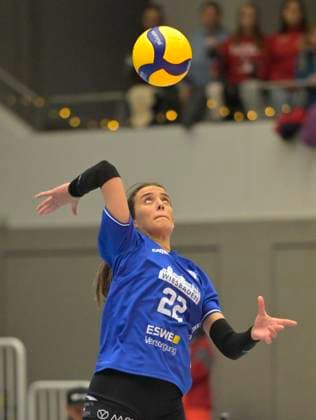 14.12.2024, Wiesbadens Ana-Marija Jonjev beim Aufschlag, Volleyball, 1. Bundesliga, Dresdner SC - VC Wiesbaden 3:1. c Dresden