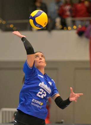 14.12.2024, Wiesbadens Ana-Marija Jonjev beim Aufschlag, Volleyball, 1. Bundesliga, Dresdner SC - VC Wiesbaden 3:1. c Dresden