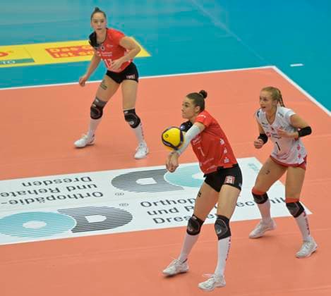 14.12.2024, Dresdens Julie Lengweiler bei der Annahme, hinten Dresdens Lorena Lorber Fijok und rechts Dresdens Patricia Nestler, Volleyball, 1. Bundesliga, Dresdner SC - VC Wiesbaden 3:1. c Dresden