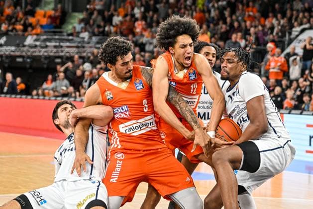Sport Themen der Woche KW50 Sport Bilder des Tages GER, BBL, ratiopharm Ulm vs MLP Academics Heidelberg 14.12.2024, ratiopharm arena, Neu-Ulm, GER, BBL, ratiopharm Ulm vs MLP Academics Heidelberg, im Bild Kampf um den Rebound, Mateo Seric (Heidelberg, 21), Marcio Santos (Ulm, 3), Noa Essengue (Ulm, 12), Osun Osunniyi (Heidelberg, 12) *** GER, BBL, ratiopharm Ulm vs MLP Academics Heidelberg 14 12 2024, ratiopharm arena, Neu Ulm, GER, BBL, ratiopharm Ulm vs MLP Academics Heidelberg, in the picture Fight for the rebound, Mateo Seric Heidelberg, 21 , Marcio Santos Ulm, 3 , Noa Essengue Ulm, 12 , Osun Osunniyi Heidelberg, 12 nordphotoxGmbHx xHafner nph00200