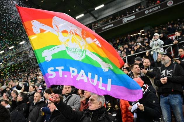 Fußball I Herren I Saison 2024-2025 I Bundesliga I 14. Spieltag I FC St. Pauli - SV Werder Bremen I 14.12.2024 Symbol, Symbolfoto, Symbolbild, Sinnbild, Bildsymbol, Darstellung, Signum: Haupttribüne, Regenbogen, Fahne, Flagge, FC St. Pauli, Vielfalt, Fankultur, Konfetti Hamburg Millerntor Stadion Hamburg Deutschland Copyright: xLobeca AndreasxHannigx