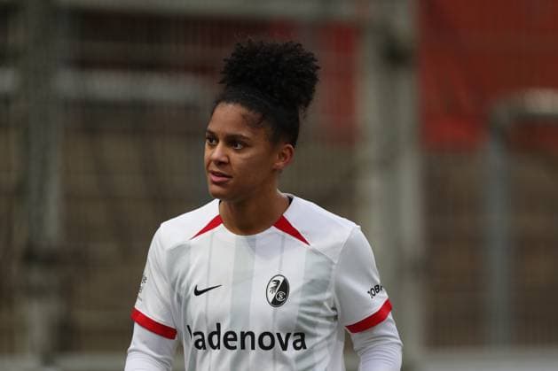 Shekiera Martinez (SC Freiburg) schaut waehrend des Spiels der Google Pixel Frauen Bundesliga zwischen Bayer Leverkusen und SC Freiburg im Ulrich-Haberland-Stadion am 14. December 2024 in Leverkusen, Deutschland. (Foto von Oliver Kaelke DeFodi Images) +++ Shekiera Martinez (SC Freiburg) looks on during the Google Pixel Frauen Bundesliga match between Bayer Leverkusen and SC Freiburg at Ulrich-Haberland-Stadion on December 14, 2024 in Leverkusen, Germany. (Photo by Oliver Kaelke DeFodi Images) DFB DFL REGULATIONS PROHIBIT ANY USE OF PHOTOGRAPHS AS IMAGE SEQUENCES AND OR QUASI-VIDEO. (Photo by Oliver Kaelke DeFodi Images) Defodi-003_678_2024_12_14_OK_LEVSCF_1526