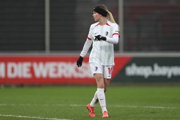 Eileen Campbell (SC Freiburg) schaut waehrend des Spiels der Google Pixel Frauen Bundesliga zwischen Bayer Leverkusen und SC Freiburg im Ulrich-Haberland-Stadion am 14. December 2024 in Leverkusen, Deutschland. (Foto von Oliver Kaelke DeFodi Images) +++ Eileen Campbell (SC Freiburg) looks on during the Google Pixel Frauen Bundesliga match between Bayer Leverkusen and SC Freiburg at Ulrich-Haberland-Stadion on December 14, 2024 in Leverkusen, Germany. (Photo by Oliver Kaelke DeFodi Images) DFB DFL REGULATIONS PROHIBIT ANY USE OF PHOTOGRAPHS AS IMAGE SEQUENCES AND OR QUASI-VIDEO. (Photo by Oliver Kaelke DeFodi Images) Defodi-003_678_2024_12_14_OK_LEVSCF_1575