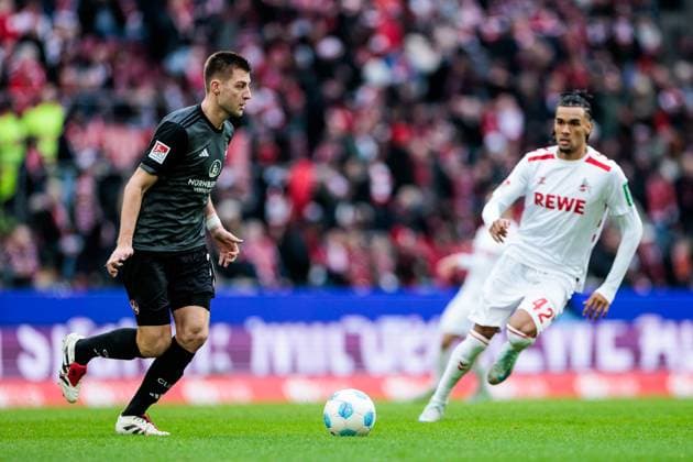 2. Fußball Bundesliga: 1. FC Köln - 1. FC Nürnberg; 15.12.2024 Zweikampf Robin Knoche (1. FC Nürnberg, 31), Damion Downs (1. FC Köln, 42) 2. Fußball Bundesliga: 1. FC Köln - 1. FC Nürnberg, Köln, Rheinenergiestadion am 15.12.2024 DFL REGULATIONS PROHIBIT ANY USE OF PHOTOGRAPHS AS IMAGE SEQUENCES AND OR QUASI-VIDEO.