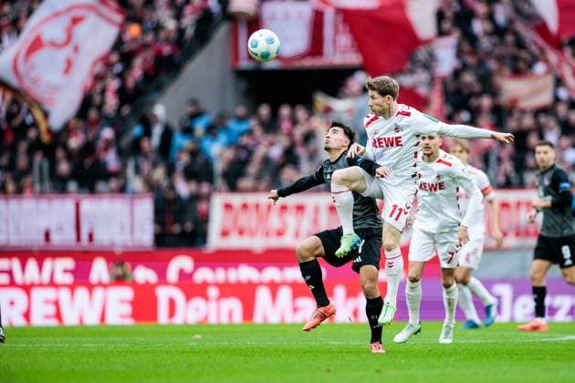 2. Fußball Bundesliga: 1. FC Köln - 1. FC Nürnberg; 15.12.2024 Zweikampf Jens Castrop (1. FC Nürnberg, 17), Florian Kainz (1. FC Köln, 11) 2. Fußball Bundesliga: 1. FC Köln - 1. FC Nürnberg, Köln, Rheinenergiestadion am 15.12.2024 DFL REGULATIONS PROHIBIT ANY USE OF PHOTOGRAPHS AS IMAGE SEQUENCES AND OR QUASI-VIDEO.