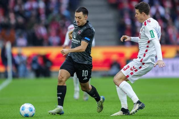 Fußball 2. Bundesliga 16. Spieltag 1. FC Köln - 1. FC Nürnberg am 15.12.2024 im RheinEnergieStadion in Köln Julian Justvan ( Nürnberg ), links - Dominique Heintz ( Köln ), rechts DFL regulations prohibit any use of photographs as image sequences and or quasi-video.