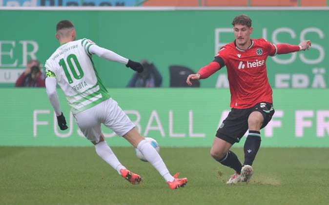15.12.2024, xblx, Fussball 2.Bundesliga, Spvgg Greuther Fuerth - Hannover 96 emspor, v.l. Branimir Hrgota (SpVgg Greuther Fürth), Phil Neumann (Hannover 96) (DFL DFB REGULATIONS PROHIBIT ANY USE OF PHOTOGRAPHS as IMAGE SEQUENCES and or QUASI-VIDEO) Fuerth