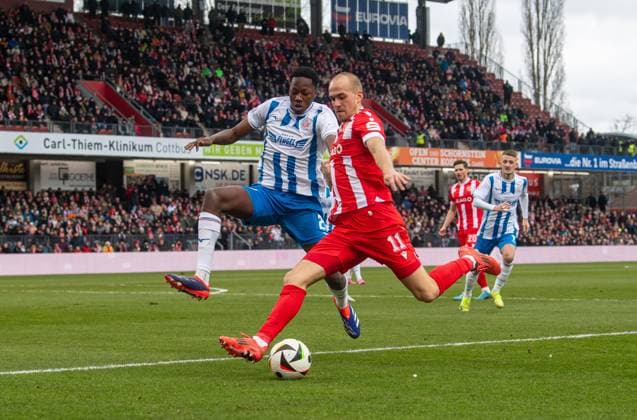 Fussball, Herren, Saison 2024 2025, 3. Liga (18. Spieltag), FC Energie Cottbus - FC Hansa Rostock, v.l. King Manu (Hansa Rostock), Phil Halbauer (Energie Cottbus), 15.12. 2024, Copyright: xSebastianxRäppold MatthiasxKochx