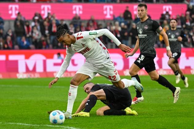 Koeln, Rheinenergiestadion, 15.12.24, GER, Herren, 2.Bundesliga, Saison 2024-2025, 1.FC Koeln - 1.FC Nuernberg Bild: v.li. im Zweikampf Damion DOWNS (Koeln) und Ondrej KARAFIAT (Nuernberg) DFL regulations prohibit any use of photographs as image sequences and or quasi-video. NRW Deutschland