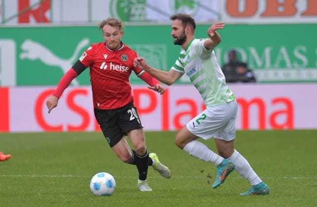 15.12.2024, xblx, Fussball 2.Bundesliga, Spvgg Greuther Fuerth - Hannover 96 emspor, v.l. Jannik Dehm (Hannover 96), Simon Asta (SpVgg Greuther Fürth) (DFL DFB REGULATIONS PROHIBIT ANY USE OF PHOTOGRAPHS as IMAGE SEQUENCES and or QUASI-VIDEO) Fuerth