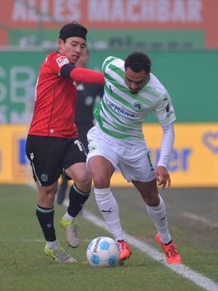 15.12.2024, xblx, Fussball 2.Bundesliga, Spvgg Greuther Fuerth - Hannover 96 emspor, v.l. Hyun-ju Lee (Hannover 96) , Sacha Banse (SpVgg Greuther Fürth) (DFL DFB REGULATIONS PROHIBIT ANY USE OF PHOTOGRAPHS as IMAGE SEQUENCES and or QUASI-VIDEO) Fuerth