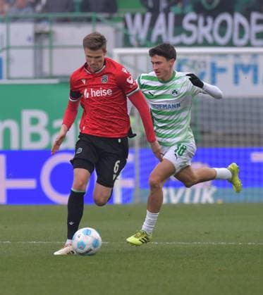 15.12.2024, xblx, Fussball 2.Bundesliga, Spvgg Greuther Fuerth - Hannover 96 emspor, v.l. Fabian Kunze (Hannover 96), Marco Meyerhöfer Meyerhoefer (SpVgg Greuther Fürth) (DFL DFB REGULATIONS PROHIBIT ANY USE OF PHOTOGRAPHS as IMAGE SEQUENCES and or QUASI-VIDEO) Fuerth