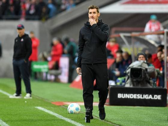 Trainer Miroslav Klose (1. FC Nuernberg) gestikuliert, gestik waehrend des Spiels der 2. Bundesliga zwischen dem 1. FC Köln und 1. FC Nürnberg im RheinEnergieStadion am 15. December 2024 in Köln, Deutschland. (Foto von Ralf Treese DeFodi Images) +++ Trainer Miroslav Klose (1. FC Nuernberg) gestures during the 2. Bundesliga match between 1. FC Köln and 1. FC Nürnberg at RheinEnergieStadion on December 15, 2024 in Cologne, Germany. (Photo by Ralf Treese DeFodi Images) DFB DFL REGULATIONS PROHIBIT ANY USE OF PHOTOGRAPHS AS IMAGE SEQUENCES AND OR QUASI-VIDEO. Defodi-521_KOEFCN20241215_011