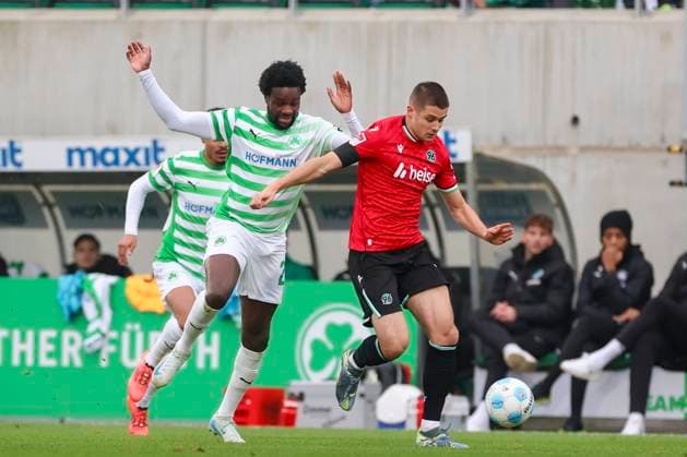 Gidoen Jung (SpVgg Greuther Fuerth) und Nicolo Tresoldi (Hannover 96) kaempfen um den Ball, 2. Bundesliga, SpVgg Greuther Fürth vs Hannover 96, Sportpark Ronhof Thomas Sommer am 15. December 2024 in Fürth, Deutschland. (Foto von Marco Steinbrenner DeFodi Images) Gidoen Jung (SpVgg Greuther Fuerth) und Nicolo Tresoldi (Hannover 96) battle for the ball, 2. Bundesliga, SpVgg Greuther Fürth vs Hannover 96, Sportpark Ronhof Thomas Sommer, December 15, 2024 in Fürth, Germany. (Photo by Marco Steinbrenner DeFodi Images) DFB DFL REGULATIONS PROHIBIT ANY USE OF PHOTOGRAPHS AS IMAGE SEQUENCES AND OR QUASI-VIDEO. Defodi-700_fuerth_hannover_20241215_007
