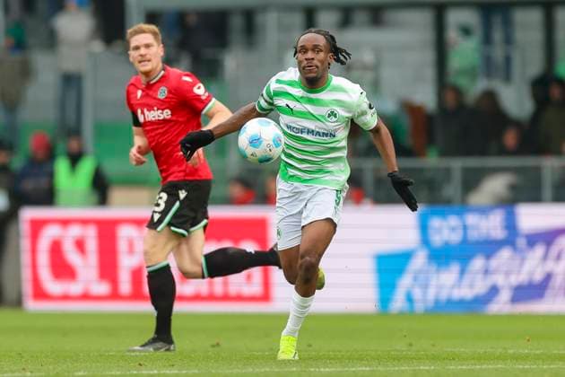 Noel Futkeu (SpVgg Greuther Fuerth) kontrolliert den Ball, 2. Bundesliga, SpVgg Greuther Fürth vs Hannover 96, Sportpark Ronhof Thomas Sommer am 15. December 2024 in Fürth, Deutschland. (Foto von Marco Steinbrenner DeFodi Images) Noel Futkeu (SpVgg Greuther Fuerth) controls the ball, 2. Bundesliga, SpVgg Greuther Fürth vs Hannover 96, Sportpark Ronhof Thomas Sommer, December 15, 2024 in Fürth, Germany. (Photo by Marco Steinbrenner DeFodi Images) DFB DFL REGULATIONS PROHIBIT ANY USE OF PHOTOGRAPHS AS IMAGE SEQUENCES AND OR QUASI-VIDEO. Defodi-700_fuerth_hannover_20241215_010
