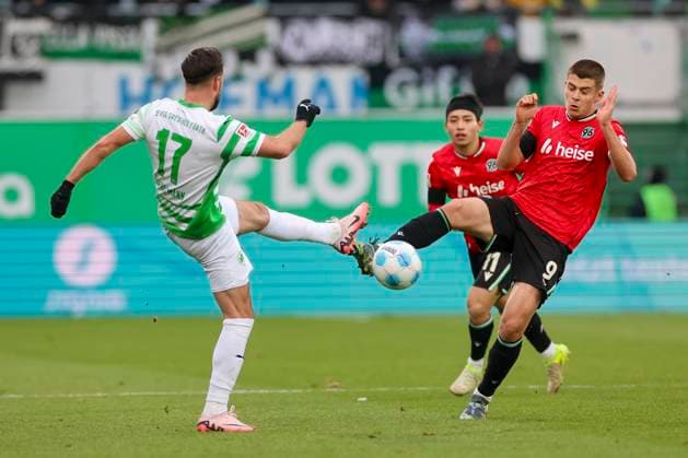Niko Giesselmann (SpVgg Greuther Fuerth) und Nicolo Tresoldi (Hannover 96) kaempfen um den Ball, 2. Bundesliga, SpVgg Greuther Fürth vs Hannover 96, Sportpark Ronhof Thomas Sommer am 15. December 2024 in Fürth, Deutschland. (Foto von Marco Steinbrenner DeFodi Images) Niko Giesselmann (SpVgg Greuther Fuerth) und Nicolo Tresoldi (Hannover 96) battle for the ball, 2. Bundesliga, SpVgg Greuther Fürth vs Hannover 96, Sportpark Ronhof Thomas Sommer, December 15, 2024 in Fürth, Germany. (Photo by Marco Steinbrenner DeFodi Images) DFB DFL REGULATIONS PROHIBIT ANY USE OF PHOTOGRAPHS AS IMAGE SEQUENCES AND OR QUASI-VIDEO. Defodi-700_fuerth_hannover_20241215_015