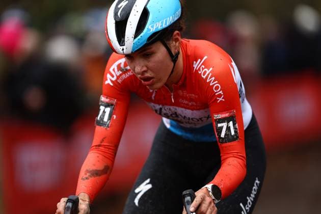 Luxembourgian Marie Schreiber pictured in action during the women s elite race at the World Cup cyclocross cycling event in Namur, Belgium, stage 4 (out of 12) of the UCI World Cup cyclocross competition, Sunday 15 December 2024. DAVIDxPINTENS  x108334934x