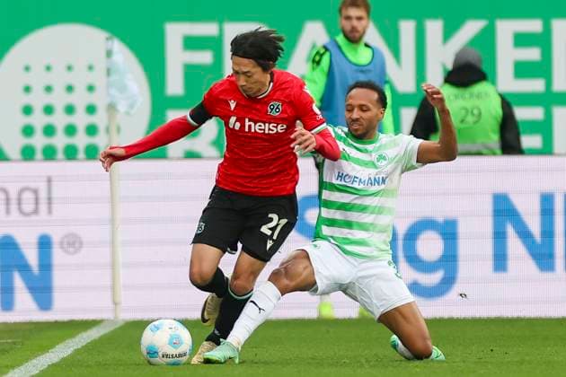 Sei Muroya (Hannover 96) und Julian Green (SpVgg Greuther Fuerth) kaempfen um den Ball, 2. Bundesliga, SpVgg Greuther Fürth vs Hannover 96, Sportpark Ronhof Thomas Sommer am 15. December 2024 in Fürth, Deutschland. (Foto von Marco Steinbrenner DeFodi Images) Sei Muroya (Hannover 96) und Julian Green (SpVgg Greuther Fuerth) battle for the ball, 2. Bundesliga, SpVgg Greuther Fürth vs Hannover 96, Sportpark Ronhof Thomas Sommer, December 15, 2024 in Fürth, Germany. (Photo by Marco Steinbrenner DeFodi Images) DFB DFL REGULATIONS PROHIBIT ANY USE OF PHOTOGRAPHS AS IMAGE SEQUENCES AND OR QUASI-VIDEO. Defodi-700_fuerth_hannover_20241215_016