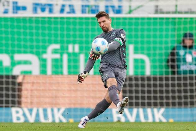 Torhueter Ron-Robert Zieler (Hannover 96) kontrolliert den Ball, 2. Bundesliga, SpVgg Greuther Fürth vs Hannover 96, Sportpark Ronhof Thomas Sommer am 15. December 2024 in Fürth, Deutschland. (Foto von Marco Steinbrenner DeFodi Images) Torhueter Ron-Robert Zieler (Hannover 96) controls the ball, 2. Bundesliga, SpVgg Greuther Fürth vs Hannover 96, Sportpark Ronhof Thomas Sommer, December 15, 2024 in Fürth, Germany. (Photo by Marco Steinbrenner DeFodi Images) DFB DFL REGULATIONS PROHIBIT ANY USE OF PHOTOGRAPHS AS IMAGE SEQUENCES AND OR QUASI-VIDEO. Defodi-700_fuerth_hannover_20241215_017