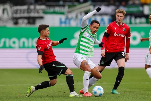 Enzo Leopold (Hannover 96), Roberto Massimo (SpVgg Greuther Fuerth) und Josh Knight (Hannover 96) kaempfen um den Ball, 2. Bundesliga, SpVgg Greuther Fürth vs Hannover 96, Sportpark Ronhof Thomas Sommer am 15. December 2024 in Fürth, Deutschland. (Foto von Marco Steinbrenner DeFodi Images) Enzo Leopold (Hannover 96), Roberto Massimo (SpVgg Greuther Fuerth) und Josh Knight (Hannover 96) battle for the ball, 2. Bundesliga, SpVgg Greuther Fürth vs Hannover 96, Sportpark Ronhof Thomas Sommer, December 15, 2024 in Fürth, Germany. (Photo by Marco Steinbrenner DeFodi Images) DFB DFL REGULATIONS PROHIBIT ANY USE OF PHOTOGRAPHS AS IMAGE SEQUENCES AND OR QUASI-VIDEO. Defodi-700_fuerth_hannover_20241215_018