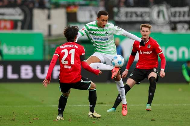 Sei Muroya (Hannover 96) und Roberto Massimo (SpVgg Greuther Fuerth) kaempfen um den Ball, 2. Bundesliga, SpVgg Greuther Fürth vs Hannover 96, Sportpark Ronhof Thomas Sommer am 15. December 2024 in Fürth, Deutschland. (Foto von Marco Steinbrenner DeFodi Images) Sei Muroya (Hannover 96) und Roberto Massimo (SpVgg Greuther Fuerth) battle for the ball, 2. Bundesliga, SpVgg Greuther Fürth vs Hannover 96, Sportpark Ronhof Thomas Sommer, December 15, 2024 in Fürth, Germany. (Photo by Marco Steinbrenner DeFodi Images) DFB DFL REGULATIONS PROHIBIT ANY USE OF PHOTOGRAPHS AS IMAGE SEQUENCES AND OR QUASI-VIDEO. Defodi-700_fuerth_hannover_20241215_022