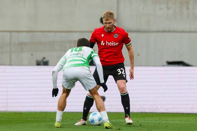 Marco Meyerhoefer (SpVgg Greuther Fuerth) und Andreas Voglsammer (Hannover 96) kaempfen um den Ball, 2. Bundesliga, SpVgg Greuther Fürth vs Hannover 96, Sportpark Ronhof Thomas Sommer am 15. December 2024 in Fürth, Deutschland. (Foto von Marco Steinbrenner DeFodi Images) Marco Meyerhoefer (SpVgg Greuther Fuerth) und Andreas Voglsammer (Hannover 96) battle for the ball, 2. Bundesliga, SpVgg Greuther Fürth vs Hannover 96, Sportpark Ronhof Thomas Sommer, December 15, 2024 in Fürth, Germany. (Photo by Marco Steinbrenner DeFodi Images) DFB DFL REGULATIONS PROHIBIT ANY USE OF PHOTOGRAPHS AS IMAGE SEQUENCES AND OR QUASI-VIDEO. Defodi-700_fuerth_hannover_20241215_024