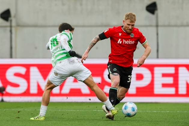 Marco Meyerhoefer (SpVgg Greuther Fuerth) und Andreas Voglsammer (Hannover 96) kaempfen um den Ball, 2. Bundesliga, SpVgg Greuther Fürth vs Hannover 96, Sportpark Ronhof Thomas Sommer am 15. December 2024 in Fürth, Deutschland. (Foto von Marco Steinbrenner DeFodi Images) Marco Meyerhoefer (SpVgg Greuther Fuerth) und Andreas Voglsammer (Hannover 96) battle for the ball, 2. Bundesliga, SpVgg Greuther Fürth vs Hannover 96, Sportpark Ronhof Thomas Sommer, December 15, 2024 in Fürth, Germany. (Photo by Marco Steinbrenner DeFodi Images) DFB DFL REGULATIONS PROHIBIT ANY USE OF PHOTOGRAPHS AS IMAGE SEQUENCES AND OR QUASI-VIDEO. Defodi-700_fuerth_hannover_20241215_025