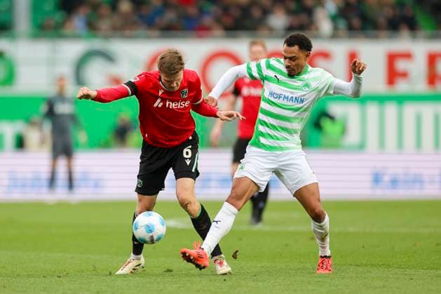 Fabian Kunze (Hannover 96) und Sacha Banse (SpVgg Greuther Fuerth) kaempfen um den Ball, 2. Bundesliga, SpVgg Greuther Fürth vs Hannover 96, Sportpark Ronhof Thomas Sommer am 15. December 2024 in Fürth, Deutschland. (Foto von Marco Steinbrenner DeFodi Images) Fabian Kunze (Hannover 96) und Sacha Banse (SpVgg Greuther Fuerth) battle for the ball, 2. Bundesliga, SpVgg Greuther Fürth vs Hannover 96, Sportpark Ronhof Thomas Sommer, December 15, 2024 in Fürth, Germany. (Photo by Marco Steinbrenner DeFodi Images) DFB DFL REGULATIONS PROHIBIT ANY USE OF PHOTOGRAPHS AS IMAGE SEQUENCES AND OR QUASI-VIDEO. Defodi-700_fuerth_hannover_20241215_026