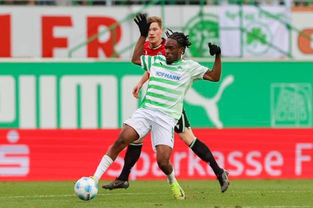 Noel Futkeu (SpVgg Greuther Fuerth) kontrolliert den Ball, 2. Bundesliga, SpVgg Greuther Fürth vs Hannover 96, Sportpark Ronhof Thomas Sommer am 15. December 2024 in Fürth, Deutschland. (Foto von Marco Steinbrenner DeFodi Images) Noel Futkeu (SpVgg Greuther Fuerth) controls the ball, 2. Bundesliga, SpVgg Greuther Fürth vs Hannover 96, Sportpark Ronhof Thomas Sommer, December 15, 2024 in Fürth, Germany. (Photo by Marco Steinbrenner DeFodi Images) DFB DFL REGULATIONS PROHIBIT ANY USE OF PHOTOGRAPHS AS IMAGE SEQUENCES AND OR QUASI-VIDEO. Defodi-700_fuerth_hannover_20241215_029