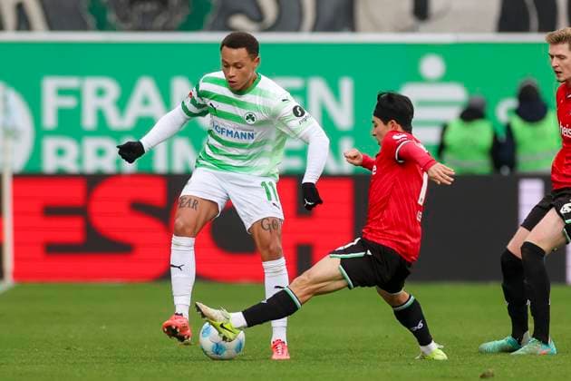 Roberto Massimo (SpVgg Greuther Fuerth) und Hyunju Lee (Hannover 96) kaempfen um den Ball, 2. Bundesliga, SpVgg Greuther Fürth vs Hannover 96, Sportpark Ronhof Thomas Sommer am 15. December 2024 in Fürth, Deutschland. (Foto von Marco Steinbrenner DeFodi Images) Roberto Massimo (SpVgg Greuther Fuerth) und Hyunju Lee (Hannover 96) battle for the ball, 2. Bundesliga, SpVgg Greuther Fürth vs Hannover 96, Sportpark Ronhof Thomas Sommer, December 15, 2024 in Fürth, Germany. (Photo by Marco Steinbrenner DeFodi Images) DFB DFL REGULATIONS PROHIBIT ANY USE OF PHOTOGRAPHS AS IMAGE SEQUENCES AND OR QUASI-VIDEO. Defodi-700_fuerth_hannover_20241215_030