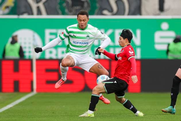 Roberto Massimo (SpVgg Greuther Fuerth) und Hyunju Lee (Hannover 96) kaempfen um den Ball, 2. Bundesliga, SpVgg Greuther Fürth vs Hannover 96, Sportpark Ronhof Thomas Sommer am 15. December 2024 in Fürth, Deutschland. (Foto von Marco Steinbrenner DeFodi Images) Roberto Massimo (SpVgg Greuther Fuerth) und Hyunju Lee (Hannover 96) battle for the ball, 2. Bundesliga, SpVgg Greuther Fürth vs Hannover 96, Sportpark Ronhof Thomas Sommer, December 15, 2024 in Fürth, Germany. (Photo by Marco Steinbrenner DeFodi Images) DFB DFL REGULATIONS PROHIBIT ANY USE OF PHOTOGRAPHS AS IMAGE SEQUENCES AND OR QUASI-VIDEO. Defodi-700_fuerth_hannover_20241215_031