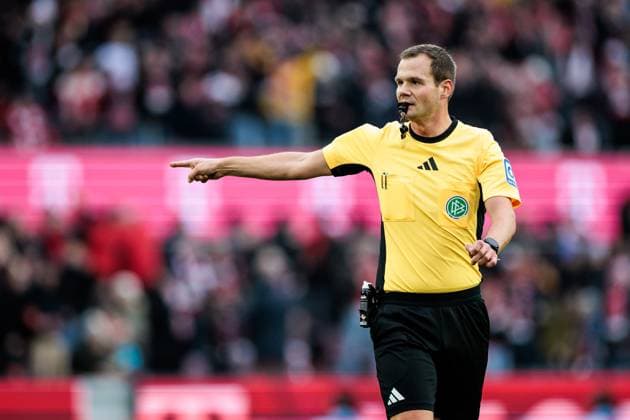 2. Fußball Bundesliga: 1. FC Köln - 1. FC Nürnberg; 15.12.2024 Schiedsrichter Robin Braun zeigt auf den Punkt - Elfmeter für 1. FC Köln 2. Fußball Bundesliga: 1. FC Köln - 1. FC Nürnberg, Köln, Rheinenergiestadion am 15.12.2024 DFL REGULATIONS PROHIBIT ANY USE OF PHOTOGRAPHS AS IMAGE SEQUENCES AND OR QUASI-VIDEO.