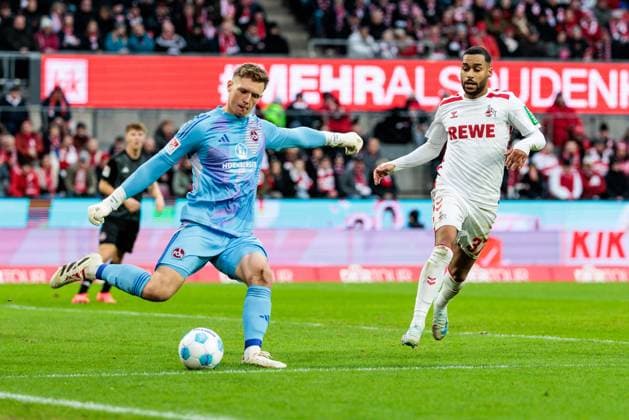 2. Fußball Bundesliga: 1. FC Köln - 1. FC Nürnberg; 15.12.2024 Jan Reichert (1. FC Nürnberg, 1) schießt, Linton Maina (1. FC Köln, 37) 2. Fußball Bundesliga: 1. FC Köln - 1. FC Nürnberg, Köln, Rheinenergiestadion am 15.12.2024 DFL REGULATIONS PROHIBIT ANY USE OF PHOTOGRAPHS AS IMAGE SEQUENCES AND OR QUASI-VIDEO.