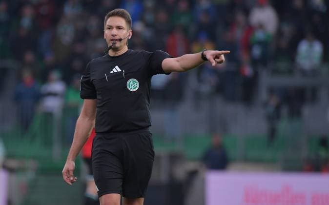 15.12.2024, xblx, Fussball 2.Bundesliga, Spvgg Greuther Fuerth - Hannover 96 emspor, v.l. Schiedsrichter Tobias Reichel (DFL DFB REGULATIONS PROHIBIT ANY USE OF PHOTOGRAPHS as IMAGE SEQUENCES and or QUASI-VIDEO) Fuerth