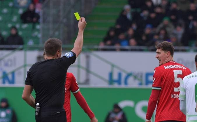 15.12.2024, xblx, Fussball 2.Bundesliga, Spvgg Greuther Fuerth - Hannover 96 emspor, v.l. Schiedsrichter Tobias Reichel, Gelbe Karte fuer, receive a yellow card, Phil Neumann (Hannover 96) (DFL DFB REGULATIONS PROHIBIT ANY USE OF PHOTOGRAPHS as IMAGE SEQUENCES and or QUASI-VIDEO) Fuerth