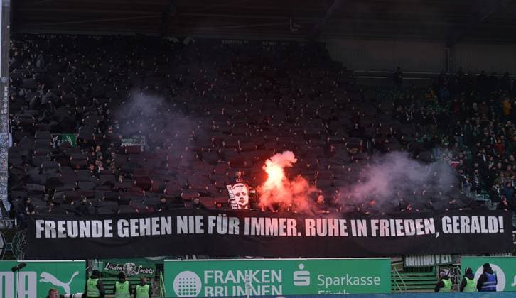 15.12.2024, xblx, Fussball 2.Bundesliga, Spvgg Greuther Fuerth - Hannover 96 emspor, v.l. Plakate, Banner, Plakat, FREUNDE GEHEN NIE FÜR IMMER. RUHE IN FRIEDEN, GERALD (DFL DFB REGULATIONS PROHIBIT ANY USE OF PHOTOGRAPHS as IMAGE SEQUENCES and or QUASI-VIDEO) Fuerth