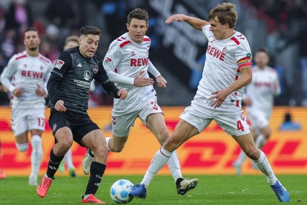 Fußball 2. Bundesliga 16. Spieltag 1. FC Köln - 1. FC Nürnberg am 15.12.2024 im RheinEnergieStadion in Köln Stefanos Tzimas ( Nürnberg ), links - Dominique Heintz ( Köln ), mitte - Timo Hübers ( Köln ), rechts DFL regulations prohibit any use of photographs as image sequences and or quasi-video.