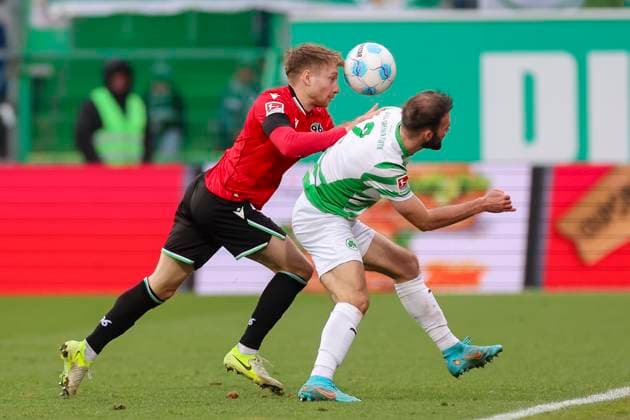 Jannik Dehm (Hannover 96) und Simon Asta (SpVgg Greuther Fuerth) kaempfen um den Ball, 2. Bundesliga, SpVgg Greuther Fürth vs Hannover 96, Sportpark Ronhof Thomas Sommer am 15. December 2024 in Fürth, Deutschland. (Foto von Marco Steinbrenner DeFodi Images) Jannik Dehm (Hannover 96) und Simon Asta (SpVgg Greuther Fuerth) battle for the ball, 2. Bundesliga, SpVgg Greuther Fürth vs Hannover 96, Sportpark Ronhof Thomas Sommer, December 15, 2024 in Fürth, Germany. (Photo by Marco Steinbrenner DeFodi Images) DFB DFL REGULATIONS PROHIBIT ANY USE OF PHOTOGRAPHS AS IMAGE SEQUENCES AND OR QUASI-VIDEO. Defodi-700_fuerth_hannover_20241215_037