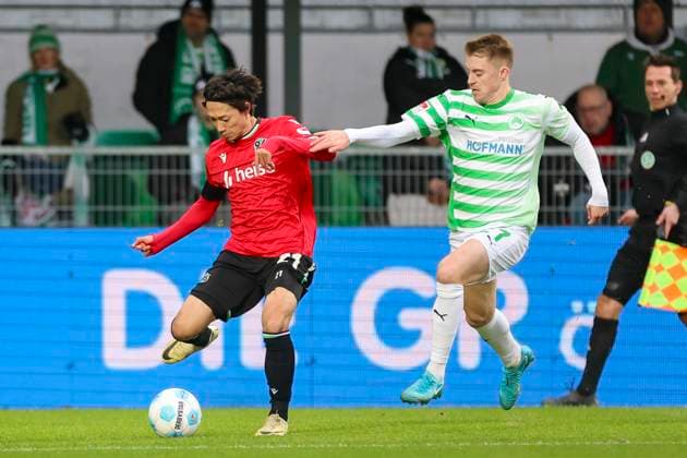 Sei Muroya (Hannover 96) und Luca Itter (SpVgg Greuther Fuerth) kaempfen um den Ball, 2. Bundesliga, SpVgg Greuther Fürth vs Hannover 96, Sportpark Ronhof Thomas Sommer am 15. December 2024 in Fürth, Deutschland. (Foto von Marco Steinbrenner DeFodi Images) Sei Muroya (Hannover 96) und Luca Itter (SpVgg Greuther Fuerth) battle for the ball, 2. Bundesliga, SpVgg Greuther Fürth vs Hannover 96, Sportpark Ronhof Thomas Sommer, December 15, 2024 in Fürth, Germany. (Photo by Marco Steinbrenner DeFodi Images) DFB DFL REGULATIONS PROHIBIT ANY USE OF PHOTOGRAPHS AS IMAGE SEQUENCES AND OR QUASI-VIDEO. Defodi-700_fuerth_hannover_20241215_038