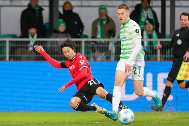 Sei Muroya (Hannover 96) und Luca Itter (SpVgg Greuther Fuerth) kaempfen um den Ball, 2. Bundesliga, SpVgg Greuther Fürth vs Hannover 96, Sportpark Ronhof Thomas Sommer am 15. December 2024 in Fürth, Deutschland. (Foto von Marco Steinbrenner DeFodi Images) Sei Muroya (Hannover 96) und Luca Itter (SpVgg Greuther Fuerth) battle for the ball, 2. Bundesliga, SpVgg Greuther Fürth vs Hannover 96, Sportpark Ronhof Thomas Sommer, December 15, 2024 in Fürth, Germany. (Photo by Marco Steinbrenner DeFodi Images) DFB DFL REGULATIONS PROHIBIT ANY USE OF PHOTOGRAPHS AS IMAGE SEQUENCES AND OR QUASI-VIDEO. Defodi-700_fuerth_hannover_20241215_039