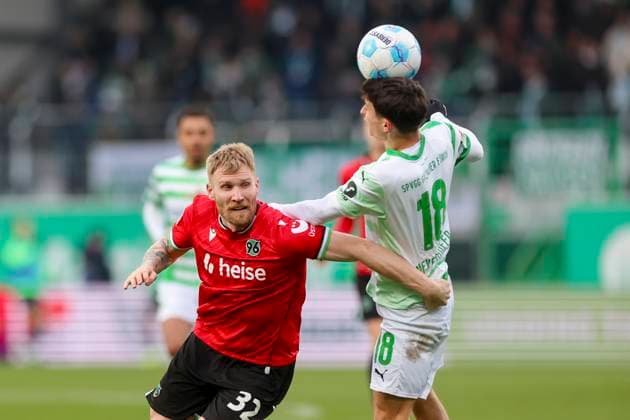 Andreas Voglsammer (Hannover 96) und Marco Meyerhoefer (SpVgg Greuther Fuerth) kaempfen um den Ball, 2. Bundesliga, SpVgg Greuther Fürth vs Hannover 96, Sportpark Ronhof Thomas Sommer am 15. December 2024 in Fürth, Deutschland. (Foto von Marco Steinbrenner DeFodi Images) Andreas Voglsammer (Hannover 96) und Marco Meyerhoefer (SpVgg Greuther Fuerth) battle for the ball, 2. Bundesliga, SpVgg Greuther Fürth vs Hannover 96, Sportpark Ronhof Thomas Sommer, December 15, 2024 in Fürth, Germany. (Photo by Marco Steinbrenner DeFodi Images) DFB DFL REGULATIONS PROHIBIT ANY USE OF PHOTOGRAPHS AS IMAGE SEQUENCES AND OR QUASI-VIDEO. Defodi-700_fuerth_hannover_20241215_040