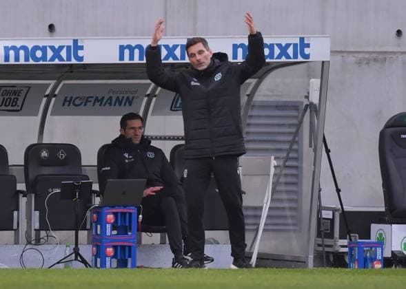15.12.2024, xblx, Fussball 2.Bundesliga, Spvgg Greuther Fuerth - Hannover 96 emspor, v.l. Trainer Stefan Leitl (Coach Hannover 96) (DFL DFB REGULATIONS PROHIBIT ANY USE OF PHOTOGRAPHS as IMAGE SEQUENCES and or QUASI-VIDEO) Fuerth