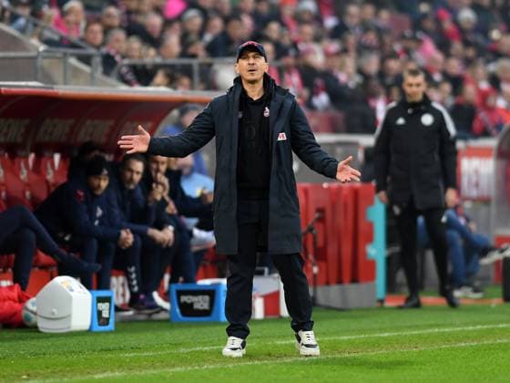 Trainer Gerhard Struber (1. FC Koeln) gestikuliert, gestik waehrend des Spiels der 2. Bundesliga zwischen dem 1. FC Köln und 1. FC Nürnberg im RheinEnergieStadion am 15. December 2024 in Köln, Deutschland. (Foto von Ralf Treese DeFodi Images) +++ Trainer Gerhard Struber (1. FC Koeln) gestures during the 2. Bundesliga match between 1. FC Köln and 1. FC Nürnberg at RheinEnergieStadion on December 15, 2024 in Cologne, Germany. (Photo by Ralf Treese DeFodi Images) DFB DFL REGULATIONS PROHIBIT ANY USE OF PHOTOGRAPHS AS IMAGE SEQUENCES AND OR QUASI-VIDEO. Defodi-521_KOEFCN20241215_047