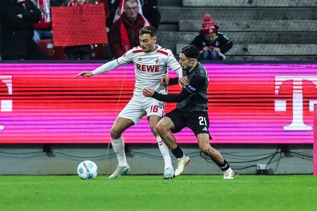 Fussball, 2.Bundesliga Saison 2024 2025 16.Spieltag 1.FC Köln - 1.FC Nürnberg 15.12.2024, RheinEnergieSTADION Marvin Obuz (1.FC Köln, 16) Berkay Yilmaz (1.FC Nürnberg, 21) Köln RheinEnergieSTADION Nordrhein-Westfahlen Deutschland