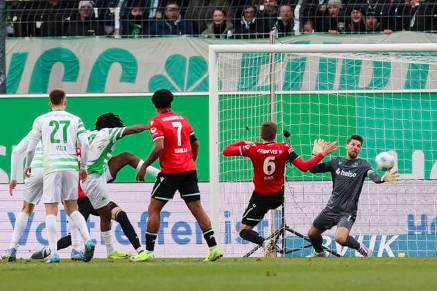 Noel Futkeu (SpVgg Greuther Fuerth) erzielt mit diesem Schuss vorbei an Torhueter Ron-Robert Zieler (Hannover 96) das Tor zum 1:0, 2. Bundesliga, SpVgg Greuther Fürth vs Hannover 96, Sportpark Ronhof Thomas Sommer am 15. December 2024 in Fürth, Deutschland. (Foto von Marco Steinbrenner DeFodi Images) Noel Futkeu (SpVgg Greuther Fuerth) scores with this shot past goalkeeper Ron-Robert Zieler (Hannover 96) to make it 1:0, 2. Bundesliga, SpVgg Greuther Fürth vs Hannover 96, Sportpark Ronhof Thomas Sommer, December 15, 2024 in Fürth, Germany. (Photo by Marco Steinbrenner DeFodi Images) DFB DFL REGULATIONS PROHIBIT ANY USE OF PHOTOGRAPHS AS IMAGE SEQUENCES AND OR QUASI-VIDEO. Defodi-700_fuerth_hannover_20241215_055