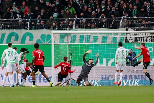 Noel Futkeu (SpVgg Greuther Fuerth) erzielt mit diesem Schuss vorbei an Torhueter Ron-Robert Zieler (Hannover 96) das Tor zum 1:0, 2. Bundesliga, SpVgg Greuther Fürth vs Hannover 96, Sportpark Ronhof Thomas Sommer am 15. December 2024 in Fürth, Deutschland. (Foto von Marco Steinbrenner DeFodi Images) Noel Futkeu (SpVgg Greuther Fuerth) scores with this shot past goalkeeper Ron-Robert Zieler (Hannover 96) to make it 1:0, 2. Bundesliga, SpVgg Greuther Fürth vs Hannover 96, Sportpark Ronhof Thomas Sommer, December 15, 2024 in Fürth, Germany. (Photo by Marco Steinbrenner DeFodi Images) DFB DFL REGULATIONS PROHIBIT ANY USE OF PHOTOGRAPHS AS IMAGE SEQUENCES AND OR QUASI-VIDEO. Defodi-700_fuerth_hannover_20241215_057