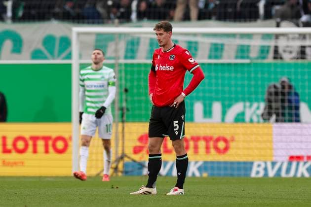 Phil Neumann (Hannover 96) schaut enttaeuscht, 2. Bundesliga, SpVgg Greuther Fürth vs Hannover 96, Sportpark Ronhof Thomas Sommer am 15. December 2024 in Fürth, Deutschland. (Foto von Marco Steinbrenner DeFodi Images) Phil Neumann (Hannover 96) looks dejected, 2. Bundesliga, SpVgg Greuther Fürth vs Hannover 96, Sportpark Ronhof Thomas Sommer, December 15, 2024 in Fürth, Germany. (Photo by Marco Steinbrenner DeFodi Images) DFB DFL REGULATIONS PROHIBIT ANY USE OF PHOTOGRAPHS AS IMAGE SEQUENCES AND OR QUASI-VIDEO. Defodi-700_fuerth_hannover_20241215_060