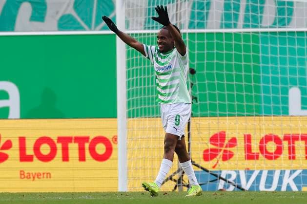 Noel Futkeu (SpVgg Greuther Fuerth) bejubelt seinen Treffer zum 1:0, 2. Bundesliga, SpVgg Greuther Fürth vs Hannover 96, Sportpark Ronhof Thomas Sommer am 15. December 2024 in Fürth, Deutschland. (Foto von Marco Steinbrenner DeFodi Images) Noel Futkeu (SpVgg Greuther Fuerth) celebrates after scoring his teams first goal, 2. Bundesliga, SpVgg Greuther Fürth vs Hannover 96, Sportpark Ronhof Thomas Sommer, December 15, 2024 in Fürth, Germany. (Photo by Marco Steinbrenner DeFodi Images) DFB DFL REGULATIONS PROHIBIT ANY USE OF PHOTOGRAPHS AS IMAGE SEQUENCES AND OR QUASI-VIDEO. Defodi-700_fuerth_hannover_20241215_061