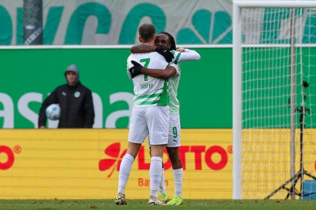 Noel Futkeu (SpVgg Greuther Fuerth) bejubelt seinen Treffer zum 1:0 mit Dennis Srbeny (SpVgg Greuther Fuerth), 2. Bundesliga, SpVgg Greuther Fürth vs Hannover 96, Sportpark Ronhof Thomas Sommer am 15. December 2024 in Fürth, Deutschland. (Foto von Marco Steinbrenner DeFodi Images) Noel Futkeu (SpVgg Greuther Fuerth) celebrates after scoring his teams first goal with Dennis Srbeny (SpVgg Greuther Fuerth), 2. Bundesliga, SpVgg Greuther Fürth vs Hannover 96, Sportpark Ronhof Thomas Sommer, December 15, 2024 in Fürth, Germany. (Photo by Marco Steinbrenner DeFodi Images) DFB DFL REGULATIONS PROHIBIT ANY USE OF PHOTOGRAPHS AS IMAGE SEQUENCES AND OR QUASI-VIDEO. Defodi-700_fuerth_hannover_20241215_062